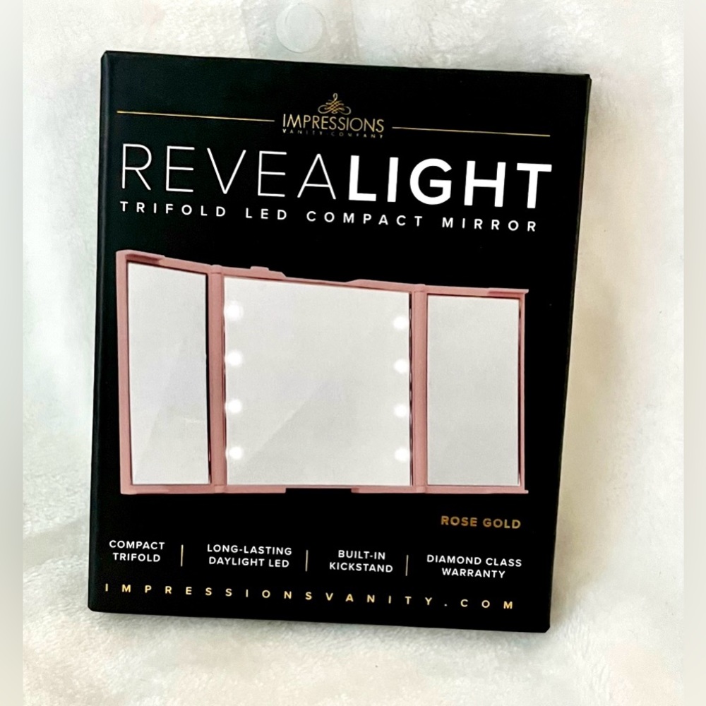 IMPRESSIONS Revealight Trifold Compact Mirror ✨🌸
